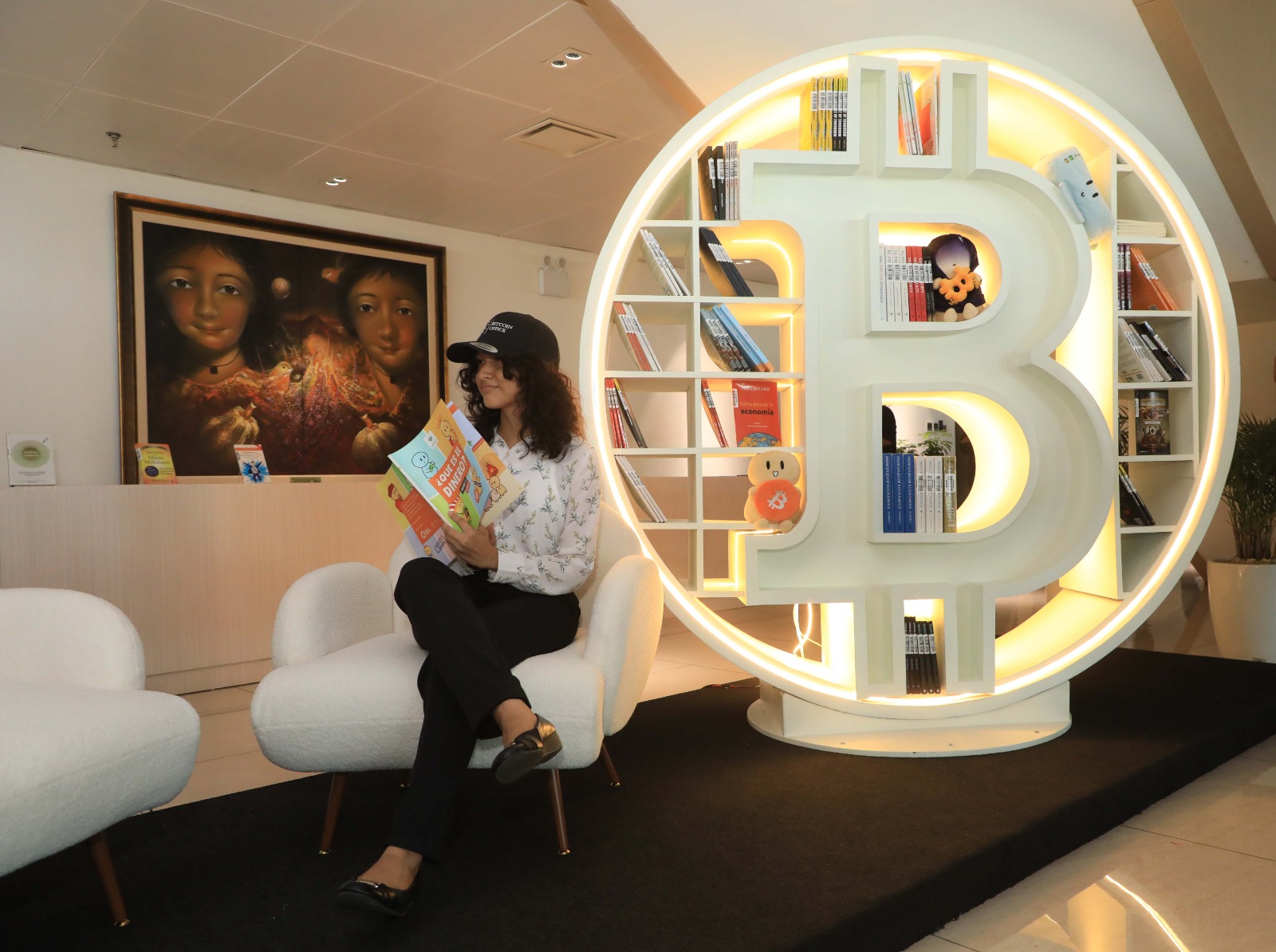 Mercados y Finanzas - El Salvador inaugura la primera Zona Bitcoin en la  Biblioteca Nacional